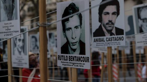 Cientos de miles de personas invaden las calles para marchar, en silencio, por los casi 200 detenidos desaparecidos en la dictadura cívico-militar (1973-1985). Sin embargo, el Covid-19 cambió los planes de la 25ª edición de esta convocatoria. Este miércoles, la petición de verdad y justicia y las ganas de saber qué pasó con aquellos a quienes parece se tragó la tierra, se escaparon de las calles. Foto: Federico Anfitti - EFE Cientos de miles de personas invaden las calles para marchar, en silencio, por los casi 200 detenidos desaparecidos en la dictadura cívico-militar (1973-1985). Sin embargo, el Covid-19 cambió los planes de la 25ª edición de esta convocatoria. Este miércoles, la petición de verdad y justicia y las ganas de saber qué pasó con aquellos a quienes parece se tragó la tierra, se escaparon de las calles. Foto: Federico Anfitti - EFE