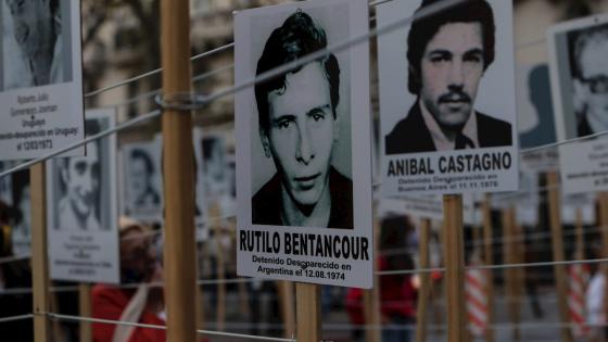 Cientos de miles de personas invaden las calles para marchar, en silencio, por los casi 200 detenidos desaparecidos en la dictadura cívico-militar (1973-1985). Sin embargo, el Covid-19 cambió los planes de la 25ª edición de esta convocatoria. Este miércoles, la petición de verdad y justicia y las ganas de saber qué pasó con aquellos a quienes parece se tragó la tierra, se escaparon de las calles.   Foto: Federico Anfitti - EFE 