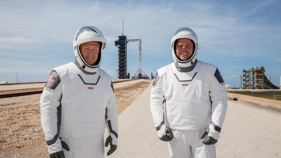 Los astronautas de la NASA Robert Behnken y Douglas Hurley viajarán en la nave espacial Crew Dragon a la Estación Espacial Internacional a las 4:33 p.m. EDT el 27 de mayo. El lanzamiento sería el primer vuelo espacial tripulado desde suelo estadounidense desde 2011.  Foto: SpaceX - EFE