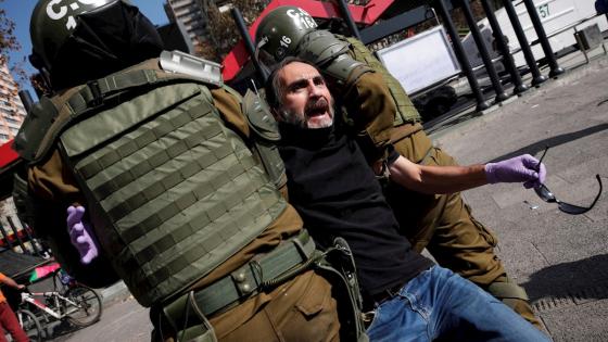 Fuerzas Especiales de Carabineros acompañaron a los manifestantes durante una concentración en la Plaza Italia de Santiago (Chile), con motivo de la celebración del Día Internacional del Trabajador.  Foto: Alberto Valdés