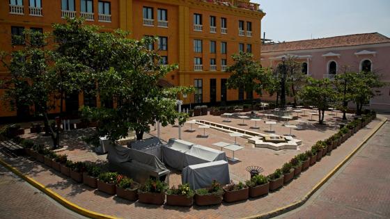 En Colombia hay al menos 50.000 bares y más de 44.000 restaurantes legales que emplean a unas 850.000 personas que hoy están a la deriva por la COVID-19, pues el país está en cuarentena desde el pasado 25 de marzo y los ingresos por domicilios, en la mayoría de casos, no se acercan ni a la mitad de las ventas habituales. Foto: Ricardo Maldonado Rozo - EFE En Colombia hay al menos 50.000 bares y más de 44.000 restaurantes legales que emplean a unas 850.000 personas que hoy están a la deriva por la COVID-19, pues el país está en cuarentena desde el pasado 25 de marzo y los ingresos por domicilios, en la mayoría de casos, no se acercan ni a la mitad de las ventas habituales. Foto: Ricardo Maldonado Rozo - EFE