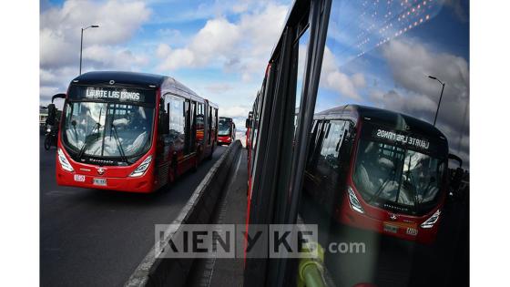 A medida que los sectores de la construcción y manufactura han ido reactivando su economía en la ciudad de Bogotá, el Sistema de TransMilenio ha sido el principal medio de transporte para su movilidad. Esto ha generado que la capacidad permitida de ocupación, en el marco de la emergencia sanitaria, llegue a su punto máximo. De ser así, el servicio no podría continuar debido al alto riesgo de contagios que se podría presentar en este espacio.   Foto: Andrés Lozano - KienyKe.com