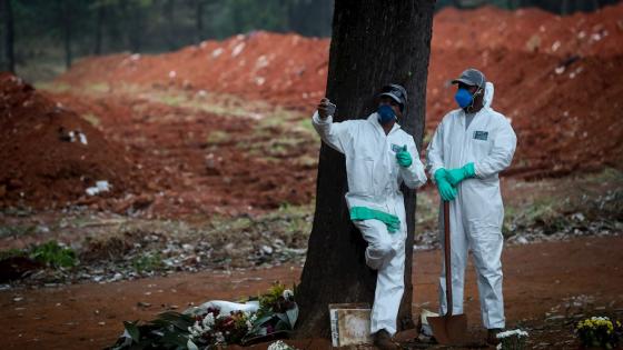 Así es el día a día de los sepultureros del cementerio brasileño de Vila Formosa, el mayor de Latinoamérica, en plena pandemia de coronavirus: "Es un cuerpo detrás de otro, no paramos".  Foto:  Fernando Bizerra - EFE