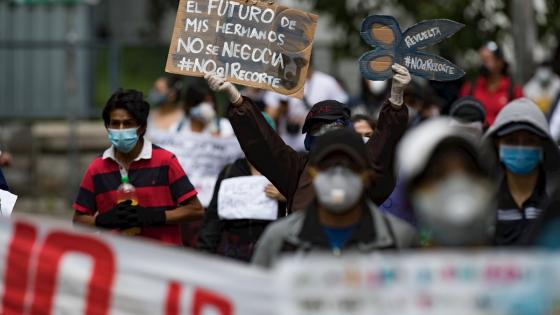 Cientos de estudiantes ecuatorianos, desafiando a las restricciones sanitarias aplicadas por el coronavirus, realizaron una "manifestación biosegura" contra los recortes presupuestarios a las universidades.    Foto: José Jácome - EFE 