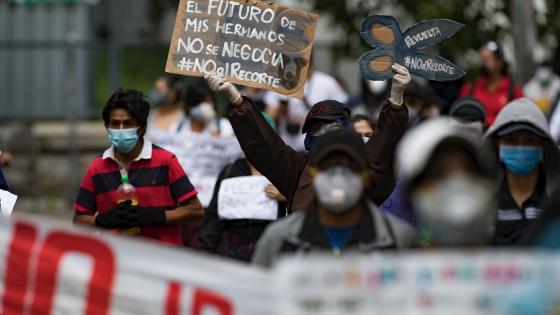 Cientos de estudiantes ecuatorianos, desafiando a las restricciones sanitarias aplicadas por el coronavirus, realizaron una "manifestación biosegura" contra los recortes presupuestarios a las universidades. Foto: José Jácome - EFE Cientos de estudiantes ecuatorianos, desafiando a las restricciones sanitarias aplicadas por el coronavirus, realizaron una "manifestación biosegura" contra los recortes presupuestarios a las universidades. Foto: José Jácome - EFE