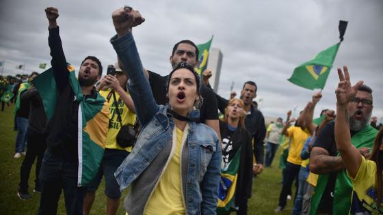 Defensores del presidente brasileño Jair Bolsonaro, realizan un acto de protesta en la capital federal Brasilia, contra el Supremo Tribunal de Justicia (STF) de Brasil, los presidentes de la Cámara de Diputados y del Senado federal y los gobernadores que apoyan la cuarentena durante la pandemia de coronavirus que ya ha dejado a más de 10 mil personas fallecidas en el país.  Foto: Andre Borges - EFE 