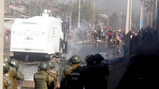 Alrededor de un centenar de vecinos de El Bosque, una localidad de la periferia de Santiago, protestaron para denunciar la falta de alimentos y la pobreza que sufren a causa de la cuarentena decretada por el Gobierno para tratar de contener la pandemia por el coronavirus.  Foto: Sebastián Silva - EFE