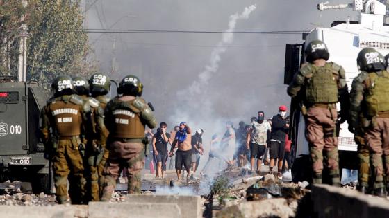 Alrededor de un centenar de vecinos de El Bosque, una localidad de la periferia de Santiago, protestaron para denunciar la falta de alimentos y la pobreza que sufren a causa de la cuarentena decretada por el Gobierno para tratar de contener la pandemia por el coronavirus. Foto: Sebastián Silva - EFE Alrededor de un centenar de vecinos de El Bosque, una localidad de la periferia de Santiago, protestaron para denunciar la falta de alimentos y la pobreza que sufren a causa de la cuarentena decretada por el Gobierno para tratar de contener la pandemia por el coronavirus. Foto: Sebastián Silva - EFE