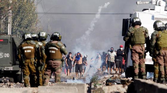 Alrededor de un centenar de vecinos de El Bosque, una localidad de la periferia de Santiago, protestaron para denunciar la falta de alimentos y la pobreza que sufren a causa de la cuarentena decretada por el Gobierno para tratar de contener la pandemia por el coronavirus.  Foto: Sebastián Silva - EFE