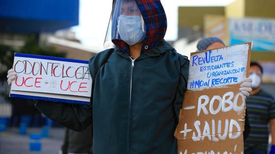 Cientos de estudiantes ecuatorianos, desafiando a las restricciones sanitarias aplicadas por el coronavirus, realizaron una "manifestación biosegura" contra los recortes presupuestarios a las universidades.    Foto: José Jácome - EFE 