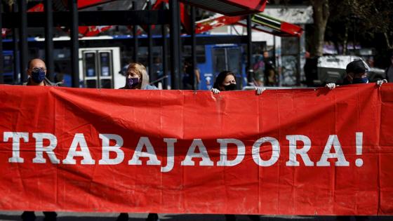 Fuerzas Especiales de Carabineros acompañaron a los manifestantes durante una concentración en la Plaza Italia de Santiago (Chile), con motivo de la celebración del Día Internacional del Trabajador.  Foto: Alberto Valdés