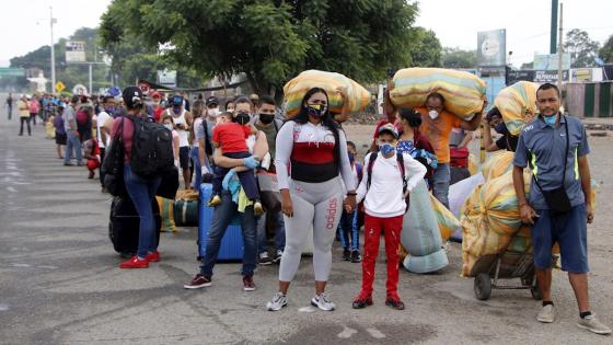El deseo de miles de venezolanos de regresar a su país por la pandemia del coronavirus, que los dejó sin oportunidades de trabajo en Colombia, se ha convertido en toda una odisea para familias enteras que a diario chocan con todo tipo de obstáculos para llegar hasta la frontera.   Foto: Alex Pérez - EFE 