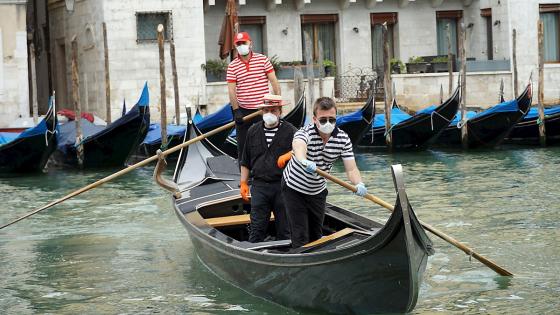 La vida en las calles de Italia empieza a retornar a la normalidad, con los debidos protocolos de seguridad en la reapertura de restaurantes, lugares de culto, museos, tiendas, en medio de las medidas de alivio del coronavirus.  Foto: Paolo Salmoirago - EFE 