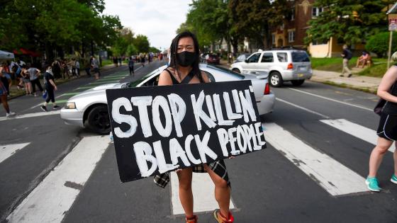 Un video publicado en línea el 25 de mayo muestra a George Floyd suplicando a los oficiales que lo arrestaron que no podía respirar cuando un oficial se arrodilló sobre su cuello.  Foto: Craig Lassig - EFE