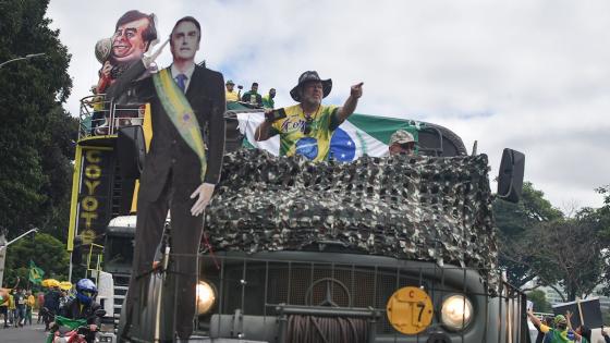 Defensores del presidente brasileño Jair Bolsonaro, realizan un acto de protesta en la capital federal Brasilia, contra el Supremo Tribunal de Justicia (STF) de Brasil, los presidentes de la Cámara de Diputados y del Senado federal y los gobernadores que apoyan la cuarentena durante la pandemia de coronavirus que ya ha dejado a más de 10 mil personas fallecidas en el país.  Foto: Andre Borges - EFE 