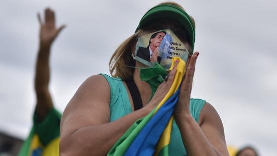 Defensores del presidente brasileño Jair Bolsonaro, realizan un acto de protesta en la capital federal Brasilia, contra el Supremo Tribunal de Justicia (STF) de Brasil, los presidentes de la Cámara de Diputados y del Senado federal y los gobernadores que apoyan la cuarentena durante la pandemia de coronavirus que ya ha dejado a más de 10 mil personas fallecidas en el país.  Foto: Andre Borges - EFE 