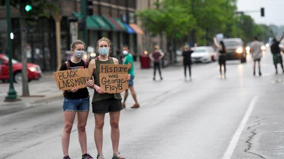 Un video publicado en línea el 25 de mayo muestra a George Floyd suplicando a los oficiales que lo arrestaron que no podía respirar cuando un oficial se arrodilló sobre su cuello.  Foto: Craig Lassig - EFE