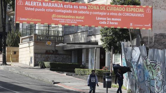 Bogotá amaneció este jueves con cinco nuevas zonas en alerta naranja por la pandemia de COVID-19, sectores que estarán bajo vigilancia epidemiológica para frenar la cadena de contagios en la capital colombiana donde están 4.685 de los 12.930 casos del país.  Foto: Carlos Ortega - EFE