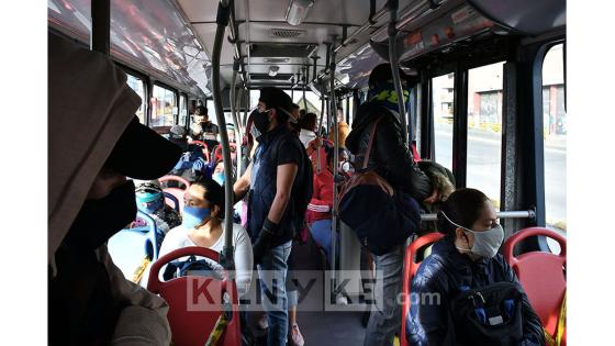 A medida que los sectores de la construcción y manufactura han ido reactivando su economía en la ciudad de Bogotá, el Sistema de TransMilenio ha sido el principal medio de transporte para su movilidad. Esto ha generado que la capacidad permitida de ocupación, en el marco de la emergencia sanitaria, llegue a su punto máximo. De ser así, el servicio no podría continuar debido al alto riesgo de contagios que se podría presentar en este espacio. Foto: Andrés Lozano - KienyKe.com A medida que los sectores de la construcción y manufactura han ido reactivando su economía en la ciudad de Bogotá, el Sistema de TransMilenio ha sido el principal medio de transporte para su movilidad. Esto ha generado que la capacidad permitida de ocupación, en el marco de la emergencia sanitaria, llegue a su punto máximo. De ser así, el servicio no podría continuar debido al alto riesgo de contagios que se podría presentar en este espacio. Foto: Andrés Lozano - KienyKe.com