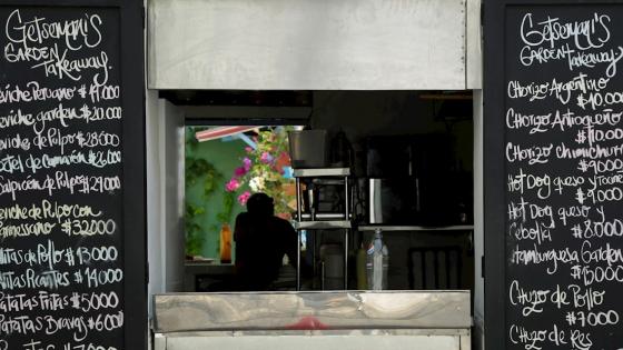 En Colombia hay al menos 50.000 bares y más de 44.000 restaurantes legales que emplean a unas 850.000 personas que hoy están a la deriva por la COVID-19, pues el país está en cuarentena desde el pasado 25 de marzo y los ingresos por domicilios, en la mayoría de casos, no se acercan ni a la mitad de las ventas habituales.  Foto: Ricardo Maldonado Rozo - EFE