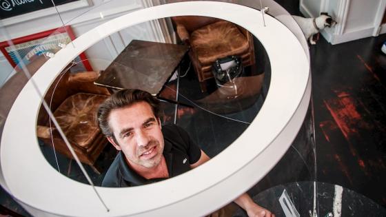 El diseñador francés Christophe Gernigon posa con su creación 'la burbuja de plexiglás' que rodea a los clientes para protegerlos de la infección por covid-19 durante una presentación en el restaurante HAND en París.   Foto: Christophe Petit Tesson - EFE