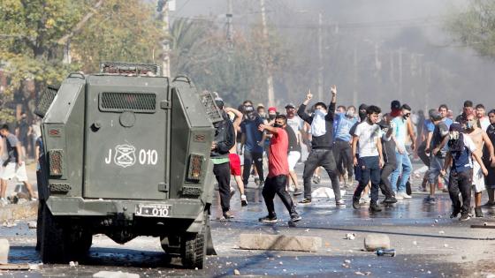 Alrededor de un centenar de vecinos de El Bosque, una localidad de la periferia de Santiago, protestaron para denunciar la falta de alimentos y la pobreza que sufren a causa de la cuarentena decretada por el Gobierno para tratar de contener la pandemia por el coronavirus.  Foto: Sebastián Silva - EFE