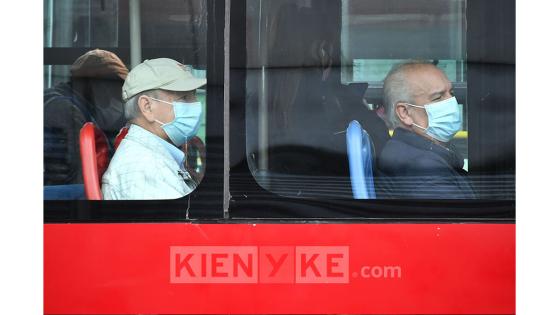 A medida que los sectores de la construcción y manufactura han ido reactivando su economía en la ciudad de Bogotá, el Sistema de TransMilenio ha sido el principal medio de transporte para su movilidad. Esto ha generado que la capacidad permitida de ocupación, en el marco de la emergencia sanitaria, llegue a su punto máximo. De ser así, el servicio no podría continuar debido al alto riesgo de contagios que se podría presentar en este espacio.   Foto: Andrés Lozano - KienyKe.com