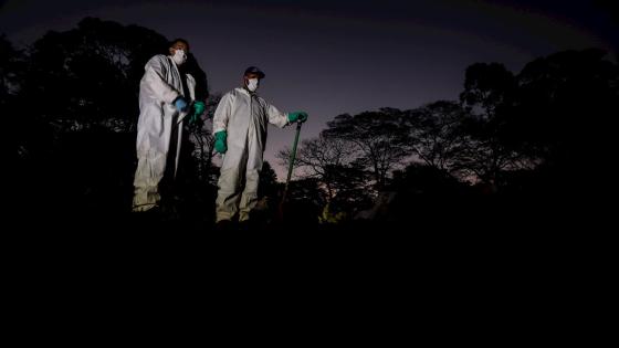 Así es el día a día de los sepultureros del cementerio brasileño de Vila Formosa, el mayor de Latinoamérica, en plena pandemia de coronavirus: "Es un cuerpo detrás de otro, no paramos".  Foto:  Fernando Bizerra - EFE