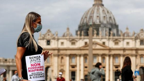 La vida en las calles de Italia empieza a retornar a la normalidad, con los debidos protocolos de seguridad en la reapertura de restaurantes, lugares de culto, museos, tiendas, en medio de las medidas de alivio del coronavirus.  Foto: Paolo Salmoirago - EFE 