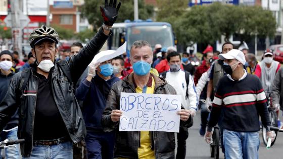 Trabajadores del sector del calzado participan en una marcha en la que exigen que se hagan efectivas las ayudas del Gobierno, al no contar con ningún ingreso económico y sin la posibilidad de poder trabajar debido a la cuarentena nacional por cuenta de la pandemia por coronavirus.  Foto: Mauricio Dueñas - EFE