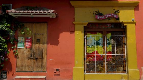 En Colombia hay al menos 50.000 bares y más de 44.000 restaurantes legales que emplean a unas 850.000 personas que hoy están a la deriva por la COVID-19, pues el país está en cuarentena desde el pasado 25 de marzo y los ingresos por domicilios, en la mayoría de casos, no se acercan ni a la mitad de las ventas habituales.  Foto: Ricardo Maldonado Rozo - EFE