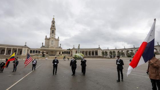 Este año el día de la virgen de Fátima se celebra sin la presencia física de los peregrinos debido a la pandemia de Covid-19, sin embargo hoy se realizo una peregrinación en la Basílica de Nuestra Señora del Rosario en el santuario de Fátima.  Foto: Paulo Novais - EFE 