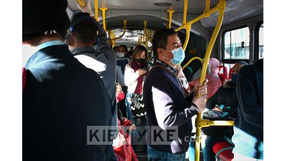 A medida que los sectores de la construcción y manufactura han ido reactivando su economía en la ciudad de Bogotá, el Sistema de TransMilenio ha sido el principal medio de transporte para su movilidad. Esto ha generado que la capacidad permitida de ocupación, en el marco de la emergencia sanitaria, llegue a su punto máximo. De ser así, el servicio no podría continuar debido al alto riesgo de contagios que se podría presentar en este espacio.   Foto: Andrés Lozano - KienyKe.com