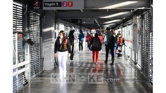 A medida que los sectores de la construcción y manufactura han ido reactivando su economía en la ciudad de Bogotá, el Sistema de TransMilenio ha sido el principal medio de transporte para su movilidad. Esto ha generado que la capacidad permitida de ocupación, en el marco de la emergencia sanitaria, llegue a su punto máximo. De ser así, el servicio no podría continuar debido al alto riesgo de contagios que se podría presentar en este espacio. Foto: Andrés Lozano - KienyKe.com A medida que los sectores de la construcción y manufactura han ido reactivando su economía en la ciudad de Bogotá, el Sistema de TransMilenio ha sido el principal medio de transporte para su movilidad. Esto ha generado que la capacidad permitida de ocupación, en el marco de la emergencia sanitaria, llegue a su punto máximo. De ser así, el servicio no podría continuar debido al alto riesgo de contagios que se podría presentar en este espacio. Foto: Andrés Lozano - KienyKe.com
