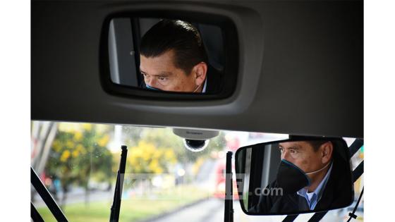A medida que los sectores de la construcción y manufactura han ido reactivando su economía en la ciudad de Bogotá, el Sistema de TransMilenio ha sido el principal medio de transporte para su movilidad. Esto ha generado que la capacidad permitida de ocupación, en el marco de la emergencia sanitaria, llegue a su punto máximo. De ser así, el servicio no podría continuar debido al alto riesgo de contagios que se podría presentar en este espacio. Foto: Andrés Lozano - KienyKe.com A medida que los sectores de la construcción y manufactura han ido reactivando su economía en la ciudad de Bogotá, el Sistema de TransMilenio ha sido el principal medio de transporte para su movilidad. Esto ha generado que la capacidad permitida de ocupación, en el marco de la emergencia sanitaria, llegue a su punto máximo. De ser así, el servicio no podría continuar debido al alto riesgo de contagios que se podría presentar en este espacio. Foto: Andrés Lozano - KienyKe.com
