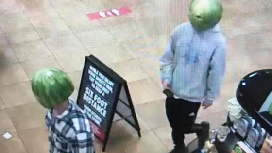 Ladrones usan mascaras hechas con sandías para robar local en EE. UU. Ladrones usan mascaras hechas con sandías para robar local en EE. UU.