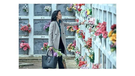Analía visita a su mamá en el cementerio Analía visita a su mamá en el cementerio