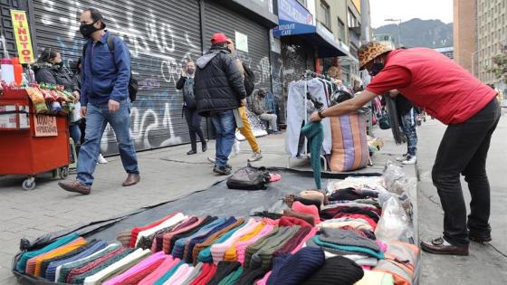 Venta de ropa en puestos ambulantes en el centro de Bogotá