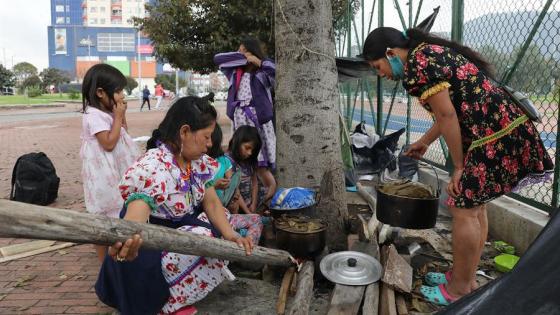 Indígenas cocinando 