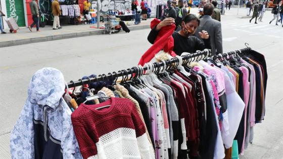 Venta de ropa en puestos ambulantes
