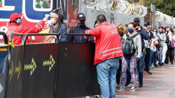 Le toman la temperatura a las personas que trabajan en el comercio no esencial