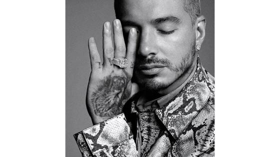 Jbalvin muestra el tatuajes que tiene en la mano Jbalvin muestra el tatuajes que tiene en la mano