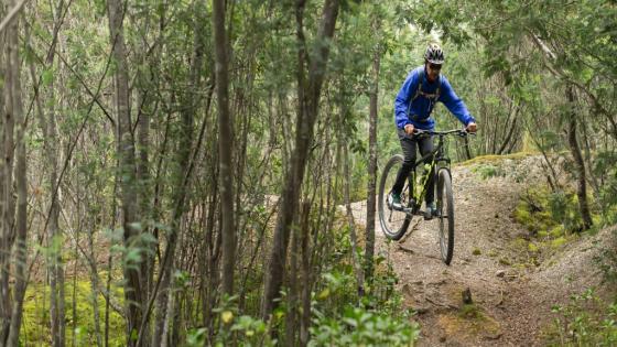 habitantes con palos evitan que lleguen ciclistas a pueblo