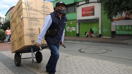 En el centro de la ciudad transportan la mercancía para los locales de comercio no esencial 