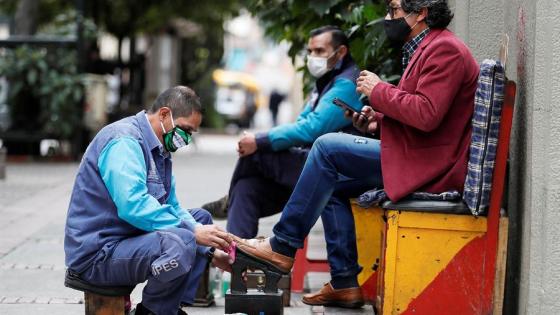 En el centro de Bogotá un hombre trabaja lustrando zapatos