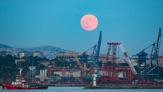 Eclipse de luna sorprendió al mundo en la noche