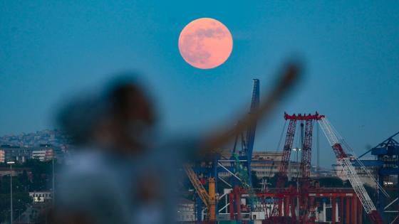 Eclipse de luna sorprendió al mundo en la noche