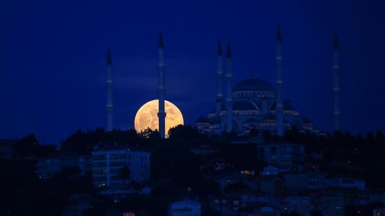 Eclipse de luna sorprendió al mundo en la noche