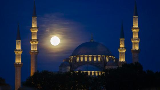 Eclipse de luna sorprendió al mundo en la noche