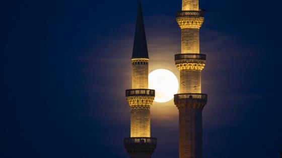 Eclipse de luna sorprendió al mundo en la noche